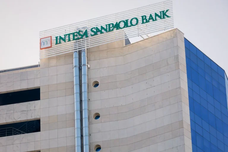 Intesa Sanpaolo Bank contesta decizia Consiliului Concurenței privind ROBOR