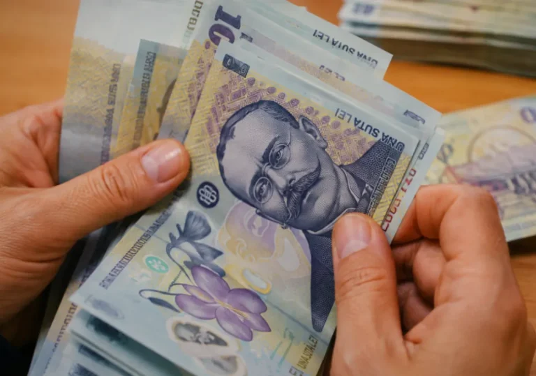 Românii cu credite pe ROBOR ar putea primi banii înapoi. Ce prevede legea votată de Senat